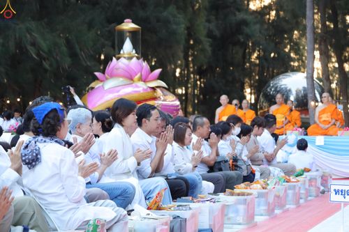 ภาพ No.289327:วันที่ 7 มกราคม พ.ศ. 2569 พิธีตักบาตรพระธรรมยาตรา ณ อนุสรณ์สถานลำดับที่ 1 สถานที่เกิดด้วยรูปกายเนื้อ อนุสรณ์สถานมหาวิหารพระมงคลเทพมุนี (โลตัสแลนด์) อ.สองพี่น้อง จ.สุพรรณบุรี ในโครงการธรรมยาตรา กตัญญูบูชา มหาปูชนียาจารย์ พระมงคลเทพมุนี(สด จนฺทสโร) พระผู้ป