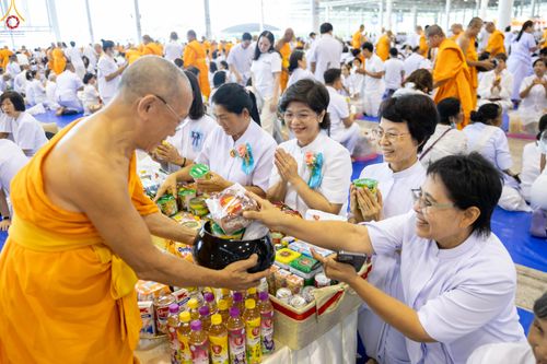 ภาพ No.337672:วันอาทิตย์ต้นเดือน 5 กรกฎาคม พ.ศ.2569 พิธีตักบาตรข้าวสารอาหารแห้ง  ณ บ้านแก้วเรือนทองคุณยายฯ วัดพระธรรมกาย