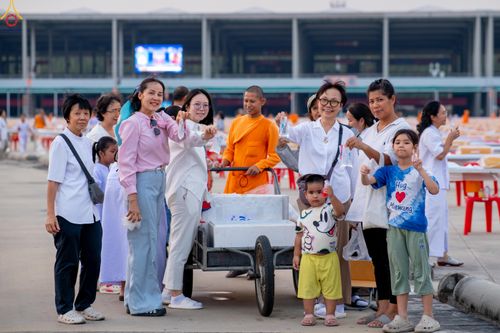 ภาพ No.323169:วันที่ 19 เมษายน พ.ศ.2569 การเรียงกล่องไทยธรรม , เตรียมงานจราจร เพื่องานถวายมหาสังฆทาน 40,000 กว่าวัดทั่วประเทศ วันคุ้มครองโลก 22 เมษายน พ.ศ.2569 วัดพระธรรมกาย