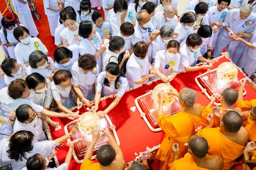 ภาพ No.86458:วันธรรมชัย ปีที่ 55 พิธีทอดผ้าป่ากฐินสมทบครั้งที่1, พิธีเจริญพุทธมนต์ ลูกนิมิตมหาสมบัติฯ พิธีจุดประทีป,พิธีฉลองชัยสวดมนต์บทธัมมจักกัปปวัตนสูตร วันอาทิตย์ที่ 27 สิงหาคม พ.ศ.2566 ณ สภาธรรมกายสากล / มหารัตนวิหารคด วัดพระธรรมกาย