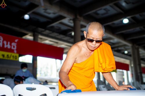 ภาพ No.322295:วันที่ 15 เมษายน พ.ศ.2569 การเตรียมงาน เช็ดโต๊ะ เก้าอี้ ปูผ้าโต๊ะฉัน เพื่องานถวายมหาสังฆทาน 40,000 กว่าวัดทั่วประเทศ วันคุ้มครองโลก 22 เมษายน พ.ศ.2569 วัดพระธรรมกาย