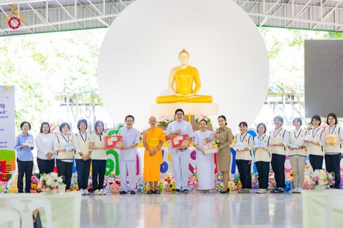 ภาพ No.291105:วันจันทร์ที่ 5 มกราคม พ.ศ. 2569  วัดพระธรรมกาย มูลนิธิธรรมกาย  จัดพิธีมอบของขวัญสนับสนุนการจัดกิจกรรมงานวันเด็กแห่งชาติ ประจำปี พ.ศ. 2569 ให้แก่องค์กรภาคีเครือข่ายกว่า 200 องค์กร ณ วัดพระธรรมกาย อ.คลองหลวง จ.ปทุมธานี