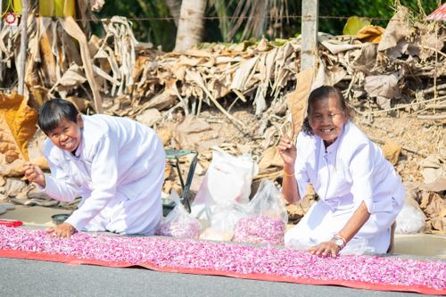 ภาพ No.290374:วันที่ 7 มกราคม พ.ศ. 2569 พิธีต้อนรับพระธรรมยาตรา ณ อนุสรณ์สถานลำดับที่ 2  สถานที่ตั้งมโนปณิธานบวชตลอดชีวิต อนุสรณ์สถานคลองบางนางแท่น (ภาพชุดที่ 2) อ.สามพราน จ.นครปฐม ในโครงการธรรมยาตรา กตัญญูบูชา มหาปูชนียาจารย์ พระมงคลเทพมุนี(สด จนฺทสโร) พระผู้ปราบมาร 