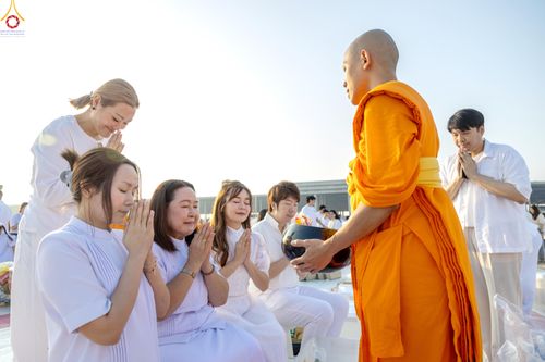 ภาพ No.279922:วันที่ 1 มกราคม พ.ศ.2569 พิธีตักบาตรในวันขึ้นปีใหม่ ณ ลานธรรม วัดพระธรรมกาย