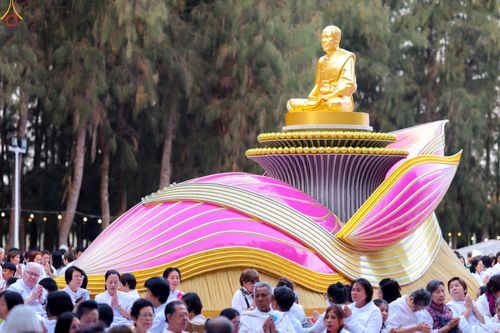 ภาพ No.289239:วันที่ 7 มกราคม พ.ศ. 2569 พิธีตักบาตรพระธรรมยาตรา ณ อนุสรณ์สถานลำดับที่ 1 สถานที่เกิดด้วยรูปกายเนื้อ อนุสรณ์สถานมหาวิหารพระมงคลเทพมุนี (โลตัสแลนด์) อ.สองพี่น้อง จ.สุพรรณบุรี ในโครงการธรรมยาตรา กตัญญูบูชา มหาปูชนียาจารย์ พระมงคลเทพมุนี(สด จนฺทสโร) พระผู้ป