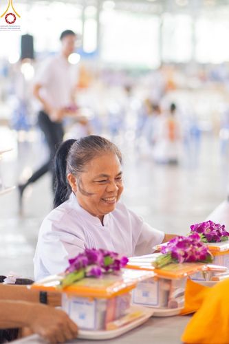 ภาพ No.159034:พิธีตักบาตร ในวันอาทิตย์ต้นเดือน วันที่ 6 ตุลาคม พ.ศ. 2567 ณ สภาธรรมกายสากล วัดพระธรรมกาย