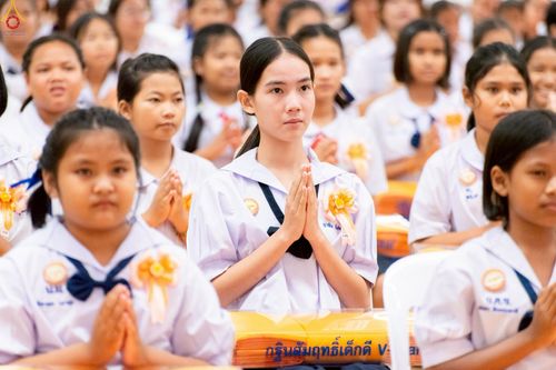 ภาพ No.246022:วันเสาร์ที่ 13 กันยายน พ.ศ. 2568 พิธีมอบผ้าไตรประธานกฐินสัมฤทธิ์เด็กดี V-Star ณ สภาธรรมกายสากล วัดพระธรรมกาย