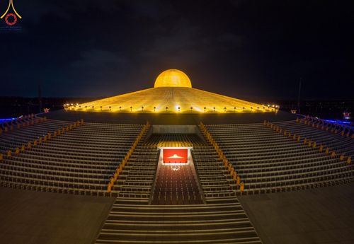 ภาพ No.160687:พิธีจุดประทีป 20,000 ดวง บูชาพระมหาธรรมกายเจดีย์ และบูชาพระมงคลเทพมุนี (สด จนฺทสโร) พระผู้ปราบมาร ณ ลานธรรม พระมหาธรรมกายเจดีย์ วัดพระธรรมกาย จ.ปทุมธานี วันที่ 10 ตุลาคม พ.ศ. 2567
