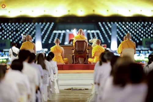 ภาพ No.244314:วันที่ 7 กันยายน พ.ศ. 2568 พิธีจุดประทีป วันครูผู้ค้นพบวิชชาธรรมกาย ณ ลานธรรมฯ และวิหารคด วัดพระธรรมกาย