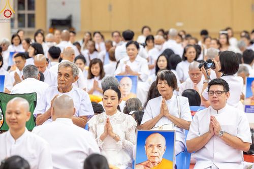 ภาพ No.217075:วันเสาร์ที่ 12 เมษายน พ.ศ. 2568 พิธีเวียนประทักษิณรอบพระมหาธรรมกายเจดีย์  พิธีวันทาเจดีย์ พิธีขอขมาและมอบผ้าไตร ในโครงการอุปสมบทหมู่ บูชาธรรมหลวงพ่อธัมมชโย, โครงการธรรมทายาท ระดับอุดมศึกษา รุ่นที่ 52 ,  โครงการบวชพระนานาชาติ AEC & WAB CEO รุ่นที่ 4 , ณ ว