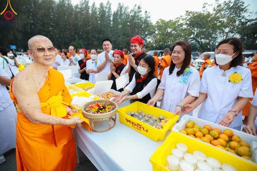 ภาพ No.111954:พิธีถวายภัตตาหารเป็นสังฆทาน แด่คณะพระธรรมยาตราฯ ในโครงการธรรมยาตรา กตัญญูบูชา มหาปูชนียาจารย์ พระมงคลเทพมุนี(สด จนฺทสโร) พระผู้ปราบมาร อนุสรณ์สถาน 7 แห่ง ปีที่ 12 วันที่ 14 มกราคม พ.ศ. 2567 ณ อนุสรณ์สถานมหาวิหารพระมงคลเทพมุนี  (โลตัสแลนด์) อ.สองพี่น้อง จ