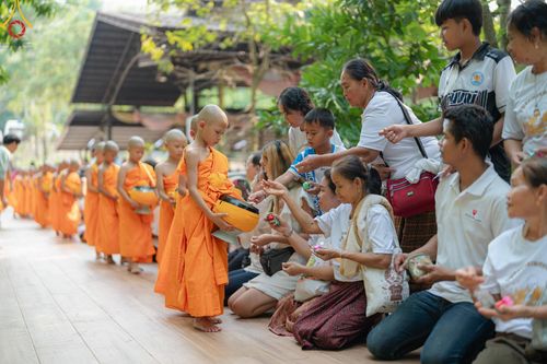 ภาพ No.135155: พิธีบรรพชาสามเณร  พิธีตักบาตรฉลองสามเณรใหม่ วันที่ 1 เมษายน พ.ศ.2567 ในโครงการบรรพชาสามเณรฟื้นฟูพระพุทธศาสนาทั่วไทย ณ ศูนย์ปฏิบัติธรรมแก้วเมืองเลย