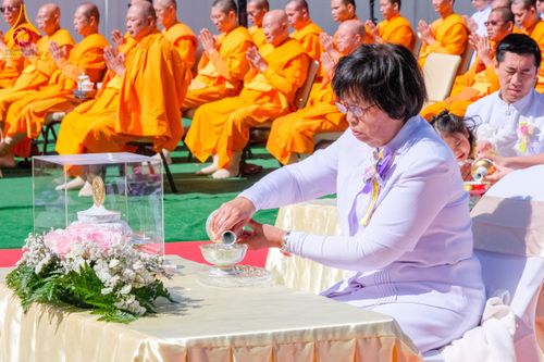 ภาพ No.62483:คณะศิษยานุศิษย์รวมใจสถาปนาและสมโภช ธรรมจักร เพื่ออัญเชิญประดิษฐาน ณ ยอดอุโบสถ 80 ปี หลวงพ่อธัมมชโย วัดพระธรรมกายนิวเจอร์ซี ประเทศสหรัฐอเมริกา  วันอาทิตย์ที่ 7 เมษายน พ.ศ. 2567