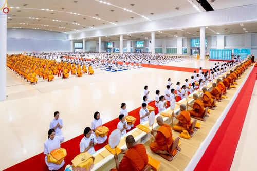 ภาพ No.233873:วันเสาร์ที่ 19 กรกฎาคม พ.ศ.2568 วันมหารำลึก ครั้งที่ 35 พิธีรำลึกถึงนักสร้างบารมี , พิธีสวดพระพุทธมนต์ , พิธีทอดผ้าบังสกุลและถวายไทยธรรม วัดพระธรรมกาย