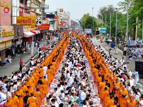 ภาพ No.210382:วันอาทิตย์ที่ 9 มีนาคม พ.ศ. 2568 พ่อเมืองโคราชจัดตักบาตรพระหมื่น ทำบุญเมือง 557 ปี