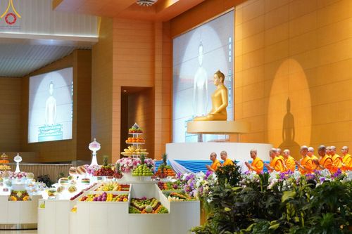 ภาพ No.143499:พิธีตักบาตร ข้าวสารอาหารแห้ง ณ บ้านแก้วเรือนทองคุณยายฯ และ พิธีบูชาข้าวพระ  ณ สภาธรรมกายสากล วัดพระธรรมกาย วันอาทิตย์ที่ 7 กรกฎาคม พ.ศ. 2567