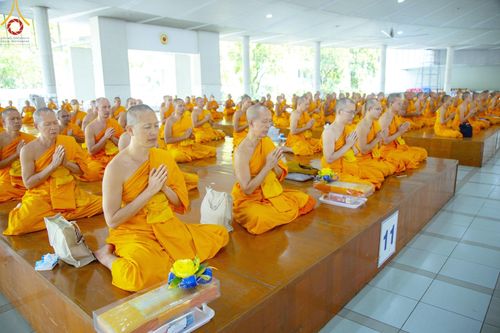 ภาพ No.205787:พิธีสวดพระพุทธมนต์ และถวายภัตตาหารเมนูสวรรค์แด่พระภิกษุ สามเณร วันจันทร์ที่ 3 กุมภาพันธ์ พ.ศ. 2568 ณ หอฉันคุณยายอาจารย์ฯ วัดพระธรรมกาย