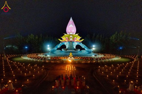 ภาพ No.266206:วันพุธที่ 5 พฤศจิกายน พ.ศ. 2568 (วันพระ ขึ้น 15 ค่ำ เดือน 12) พิธีจุดประทีปโคมลาน, โคมลอย และลอยกระทง ถวายประทีปเป็นพุทธบูชา สร้างความสว่างไสวให้กับแผ่นดินด้วยแสงธรรม ณ พุทธอุทยานนานาชาติ จังหวัดหนองคาย
