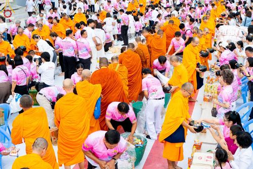 ภาพ No.150906:พิธีเจริญพระพุทธมนต์ และทำบุญตักบาตรแด่คณะสงฆ์ จำนวน 121 รูป เนื่องในโอกาสฉลองครบรอบ 120 ปี อำเภอคลองหลวง จังหวัดปทุมธานี เพื่อถวายเป็นพุทธบูชา ช่วยเหลือผู้ประสบความเดือดร้อนจากอุทกภัย และคณะสงฆ์ 323 วัด 4 จังหวัดชายแดนภาคใต้ วันเสาร์ที่ 31 สิงหาคม พ.ศ. 