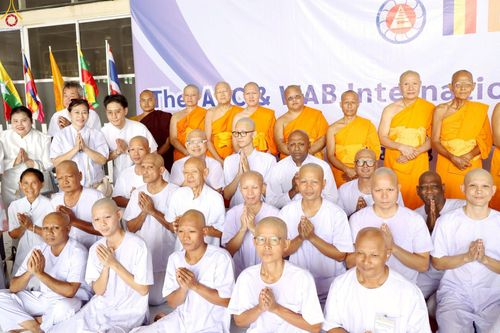 ภาพ No.230883:วันที่ 28 มิถุนายน พ.ศ. 2568 พิธีตัดปอยผมและปลงผม โครงการบวชพระนานาชาติ AEC & WAB รุ่นที่ 9 ณ วิหารคด 2 วัดพระธรรมกาย