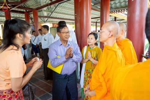 ภาพ No.220408:วันที่ 17 เมษายน พ.ศ. 2568 ผู้แทนวัดพระธรรมกาย ลงพื้นที่เยียวยา ซับน้ำตาเหยื่อแผ่นดินไหวมัณฑะเลย์