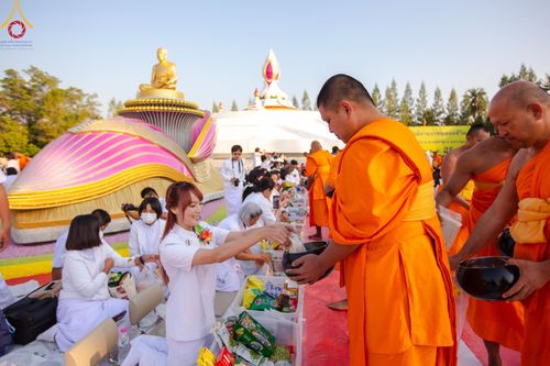 ภาพ No.193062:พิธีตักบาตรพระธรรมยาตรา ณ อนุสรณ์สถานคลองบางนางแท่น อ.สามพราน จ.นครปฐม ในโครงการธรรมยาตรา กตัญญูบูชา มหาปูชนียาจารย์ พระมงคลเทพมุนี(สด จนฺทสโร) พระผู้ปราบมาร อนุสรณ์สถาน 7 แห่ง ปีที่ 13 วันที่ 11 มกราคม พ.ศ.2568