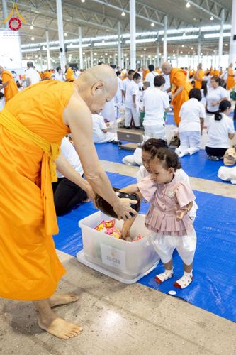 ภาพ No.223446:วันวิสาขบูชา วันอาทิตย์ที่ 11 พฤษภาคม พ.ศ. 2568 พิธีตักบาตร และปฎิบัติธรรม ณ สภาธรรมกายสากล วัดพระธรรมกาย