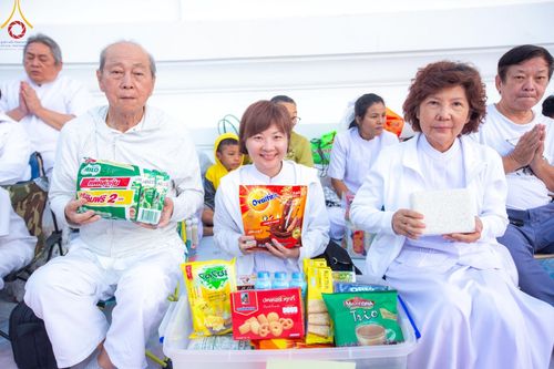 ภาพ No.197744:พิธีตักบาตรพระธรรมยาตรา ณ อนุสรณ์สถานลำดับที่ 4 สถานที่เกิดด้วยกายธรรม วัดโบสถ์(บน) ต.บางคูเวียง จ.นนทบุรี ในโครงการธรรมยาตรา กตัญญูบูชา มหาปูชนียาจารย์ พระมงคลเทพมุนี(สด จนฺทสโร) พระผู้ปราบมาร อนุสรณ์สถาน 7 แห่ง ปีที่ 13 วันที่ 19 มกราคม พ.ศ. 2568