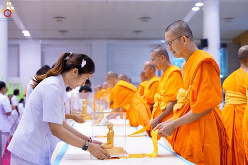 สัมมนาพิเศษและพิธีมอบองค์พระธรรมกาย 2,000 องค์ ณ ห้องแก้วสารพัดนึก 1 วัดพระธรรมกาย วันอาทิตย์ต้นเดือนที่ 6 ตุลาคม พ.ศ. 2567