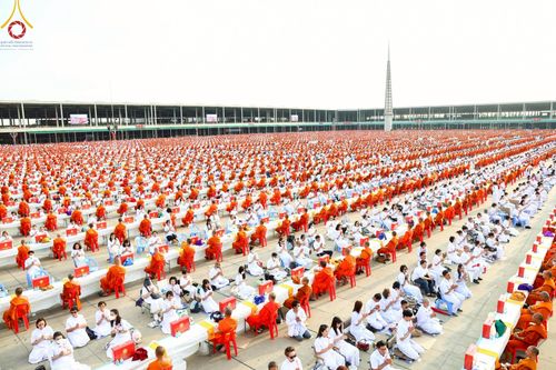 ภาพ No.221665:วันอังคารที่ 22 เมษายน พ.ศ. 2568 ภาพพิธีถวายมหาสังฆทานคณะสงฆ์ 40,000 กว่าวัดทั่วประเทศ เนื่องในวันคุ้มครองโลก ชุดที่ 2 (ปลื้มให้สมการรอคอย) ณ ลานธรรมพระมหาธรรมกายเจดีย์ วัดพระธรรมกาย