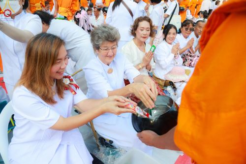 ภาพ No.107481:พิธีตักบาตรพระธรรมยาตราฯ ในโครงการธรรมยาตรากตัญญูบูชา มหาปูชนียาจารย์ พระมงคลเทพมุนี(สด จนฺทสโร) พระผู้ปราบมาร ปีที่ 12 ณ อนุสรณ์สถานมหาวิหารพระมงคลเทพมุนี อ.สองพี่น้อง จ.สุพรรณบุรี วันที่ 7 มกราคม พ.ศ. 2567