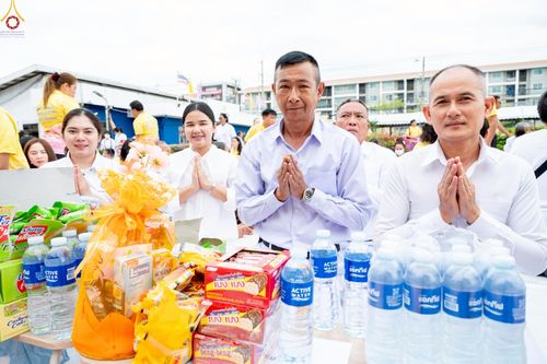 ภาพ No.241991:วันอาทิตย์ที่ 31 สิงหาคม พ.ศ. 2568 พิธีทำบุญแด่คณะสงฆ์ 122 รูป ฉลอง 121 ปี อำเภอคลองหลวง จ.ปทุมธานี เพื่อนำส่งช่วยเหลือคณะสงฆ์ 323 วัด 4 จังหวัดชายแดนภาคใต้ และช่วยเหลือประชาชนจากเหตุปะทะ แนวชายแดนไทย-กัมพูชา ณ บริเวณหน้าที่ว่าการอำเภอคลองหลวง 