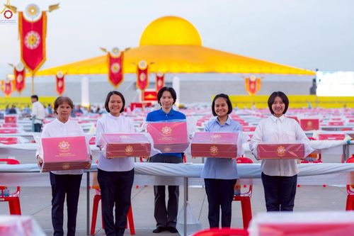 ภาพ No.225161:วันที่ 20 - 27 เมษายน พ.ศ. 2568 "ภาพแห่งความปลื้มที่ไม่มีวันจบ" คณะสงฆ์สามเณร เจ้าหน้าที่ และสาธุชน ร่วมแรงร่วมใจกันเตรียมงานและเก็บงาน เพื่อวันคุ้มครองโลก พิธีถวายมหาสังฆทานคณะสงฆ์ 40,000 กว่าวัดทั่วประเทศ