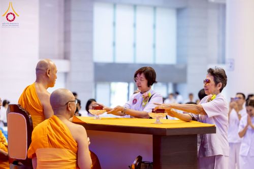 ภาพ No.264399:วันอาทิตย์ที่ 2 พฤศจิกายน พ.ศ. 2568 พิธีบูชาข้าวพระ ณ สภาธรรมกายสากล วัดพระธรรมกาย