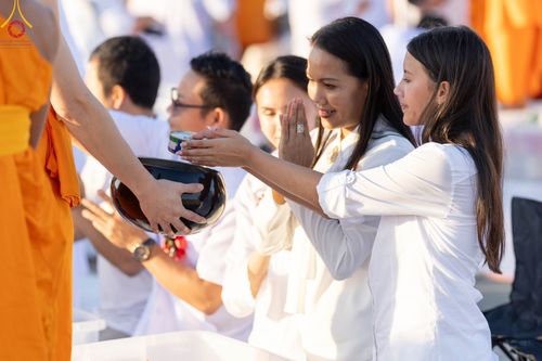 ภาพ No.105349:พิธีตักบาตรฉลองพระบวชใหม่ รุ่นบูชาธรรมมหาปูชนียาจารย์ และต้อนรับศักราชใหม่ วันจันทร์ที่ 1 มกราคม พ.ศ. 2567 ณ ลานธรรมพระมหาธรรมกายเจดีย์ วัดพระธรรมกาย