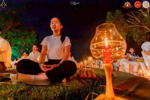 ภาพ No.224583:วันจันทร์ที่ 12 พฤษภาคม พ.ศ. 2568  ชาวพุทธในอินโดนีเซีย ร่วมฉลองวิสาขบูชาจุดประทีปกว่า 200,000 ดวง ณ พระมหาเจดีย์บรมพุทโธ  เจริญพุทธมนต์ถวาย “พระวชิรเกล้าเจ้าอยู่หัว”