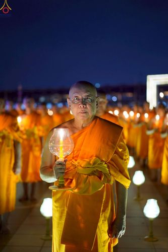 ภาพ No.224067:วันวิสาขบูชา วันอาทิตย์ที่ 11 พฤษภาคม พ.ศ. 2568 พิธีจุดวิสาขประทีป ,  พิธีเวียนประทักษิณรอบพระมหาธรรมกายเจดีย์ , พิธีฉลองชัยสวดมนต์บทธัมมจักกัปปวัตตนสูตร ครบ 7,357,000,000 จบ ณ มหารัตนวิหารคด วัดพระธรรมกาย