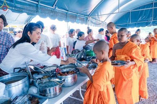 ภาพ No.133548:พิธีขอขมารับผ้าไตร, พิธีบรรพชาสามเณร, สามเณรออกบิณฑบาต ในโครงการบรรพชาสามเณร ฟื้นฟูพระพุทธศาสนาทั่วไทย  ณ ศูนย์ปฏิบัติธรรม และอบรมเยาวชนเมืองยะลา วันที่ 3 เมษายน พ.ศ. 2567
