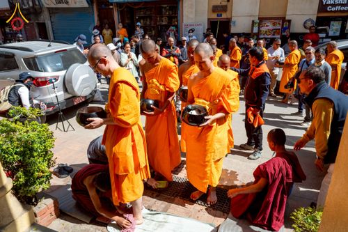 ภาพ No.213214:วันที่ 17 - 18 มีนาคม พ.ศ. 2568 คณะสงฆ์และสามเณรเดินบิณฑบาต รอบเมืองในพื้นที่ วัดสยมภูวนาถและราชวังปาตัน ณ เมืองกาฐมาณฑุ ประเทศเนปาล