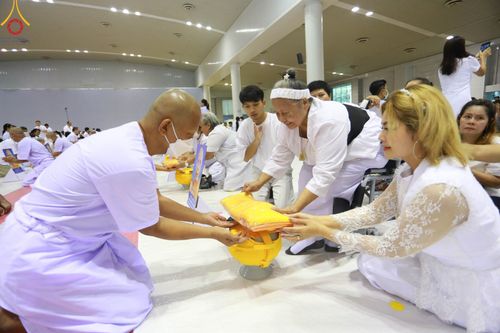 ภาพ No.101527:พิธีเวียนประทักษิณ, พิธีวันทาเจดีย์, พิธีขอขมาและมอบผ้าไตร ในโครงการอุปสมบทหมู่ รุ่นบูชาธรรมมหาปูชนียาจารย์ ณ วัดพระธรรมกาย ในวันที่ 9 ธันวาคม พ.ศ. 2566