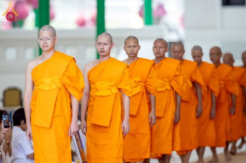 ภาพ No.256290:วันที่ 4 ตุลาคม พ.ศ. 2568 พิธีบรรพชาอุปสมบท  โครงการอุปสมบทหมู่บูชาธรรม 141 ปี  พระมงคลเทพมุนี (สด จนฺทสโร) ณ โบสถ์พระไตรปิฏก วัดพระธรรมกาย จ.ปทุมธานี