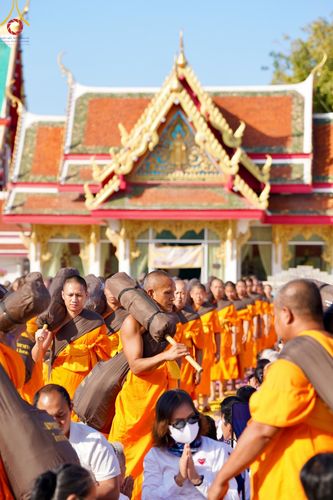 ภาพ No.193363:พิธีต้อนรับพระธรรมยาตรา ณ อนุสรณ์สถาน สถานที่เกิดในเพศสมณะ วัดสองพี่น้อง อำเภอสองพี่น้อง จังหวัดสุพรรณบุรี ในโครงการธรรมยาตรา กตัญญูบูชา มหาปูชนียาจารย์ พระมงคลเทพมุนี(สด จนฺทสโร) พระผู้ปราบมาร อนุสรณ์สถาน 7 แห่ง ปีที่ 13 วันที่ 11 มกราคม พ.ศ. 2568