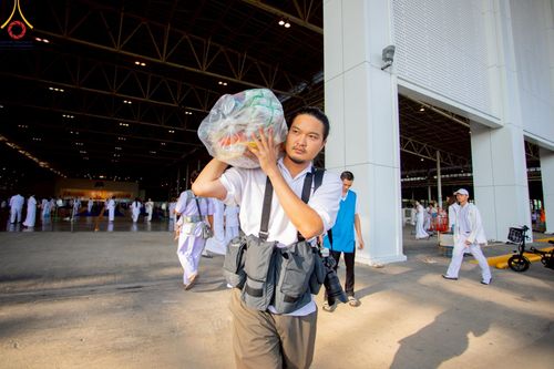 ภาพ No.222075:วันที่ 4 พฤษภาคม พ.ศ. 2568 พิธีตักบาตร เนื่องในวันอาทิตย์ต้นเดือน ณ บ้านแก้วเรือนทองคุณยายฯ วัดพระธรรมกาย