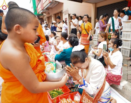 ภาพ No.146346:ตักบาตรพระ 1,384 รูป ทำบุญเมืองฝางครบรอบ 1,383 ปี ถวายเป็นพระราชกุศลแด่พระบาทสมเด็จพระเจ้าอยู่หัว เนื่องในโอกาสพระราชพิธีมหามงคล เฉลิมพระชนมพรรษา 6 รอบ 72 พรรษา วันเสาร์ที่ 27 กรกฎาคม พ.ศ.2567  ณ ถนนหน้าที่ว่าการอำเภอฝาง จ.เชียงใหม่