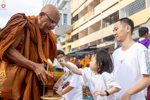 ภาพ No.237164:วันอาทิตย์ที่ 10 สิงหาคม พ.ศ. 2568 มหาสังฆทานครั้งยิ่งใหญ่ ตักบาตรพระ 10,000 รูป ถ.นิพัทธ์อุทิศ 3 ใจกลางนครหาดใหญ่ จ.สงขลา (ชุดที่ 2)