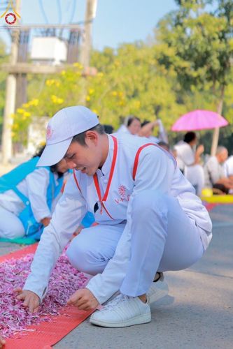 ภาพ No.191508:V.49 สารพัดV สารพัดดี ที่ธรรมยาตรา ในโครงการธรรมยาตรา กตัญญูบูชา มหาปูชนียาจารย์ พระมงคลเทพมุนี(สด จนฺทสโร) พระผู้ปราบมาร อนุสรณ์สถาน 7 แห่ง ปีที่ 13 ระหว่างวันที่ 2-31 มกราคม พ.ศ. 2568