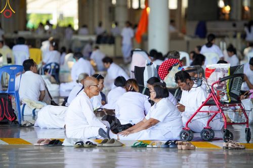 ภาพ No.151104:พิธีตักบาตร ในวันอาทิตย์ต้นเดือน วันที่ 1 กันยายน พ.ศ. 2567 ณ สภาธรรมกายสากล วัดพระธรรมกาย