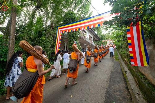 ภาพ No.140789:PhotoStory มหาศรัทธา ธรรมยาตราศรีลังกา EP.4 โครงการสยาม-ลังกา ธรรมยาตรา ฉลองเทศกาลวิสาขบูชาแห่งชาติ ศรีลังกา  บูชาธรรม 80 ปีหลวงพ่อธัมมชโย เส้นทางจาก เมืองดัมบูลลา ไปยัง เมืองมาตะเล  ตั้งแต่วันที่ 17-20 พฤษภาคม พ.ศ. 2567