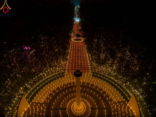 ภาพ No.107222:พิธีจุดประทีปถวายเป็นพุทธบูชา และบูชาธรรมมหาปูชนียาจารย์ ในโครงการธรรมยาตรากตัญญูบูชา มหาปูชนียาจารย์ พระมงคลเทพมุนี(สด จนฺทสโร) พระผู้ปราบมาร  อนุสรณ์สถาน 7 แห่ง ปีที่ 12  วันที่ 6 มกราคม พ.ศ. 2567 ณ อนุสรณ์สถานมหาวิหารพระมงคลเทพมุนี อ.สองพี่น้อง จ.สุพร