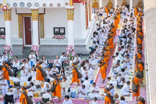 ภาพ No.110495:พิธีต้อนรับพระธรรมยาตรา ในโครงการธรรมยาตรากตัญญูบูชา มหาปูชนียาจารย์ พระมงคลเทพมุนี(สด จนฺทสโร) พระผู้ปราบมาร อนุสรณ์สถาน 7 แห่ง ปีที่ 12 วันที่ 11 มกราคม พ.ศ. 2567 ณ อนุสรณ์สถานลำดับที่ 3 สถานที่เกิดใหม่ในเพศสมณะ วัดสองพี่น้อง จ.สุพรรณบุรี